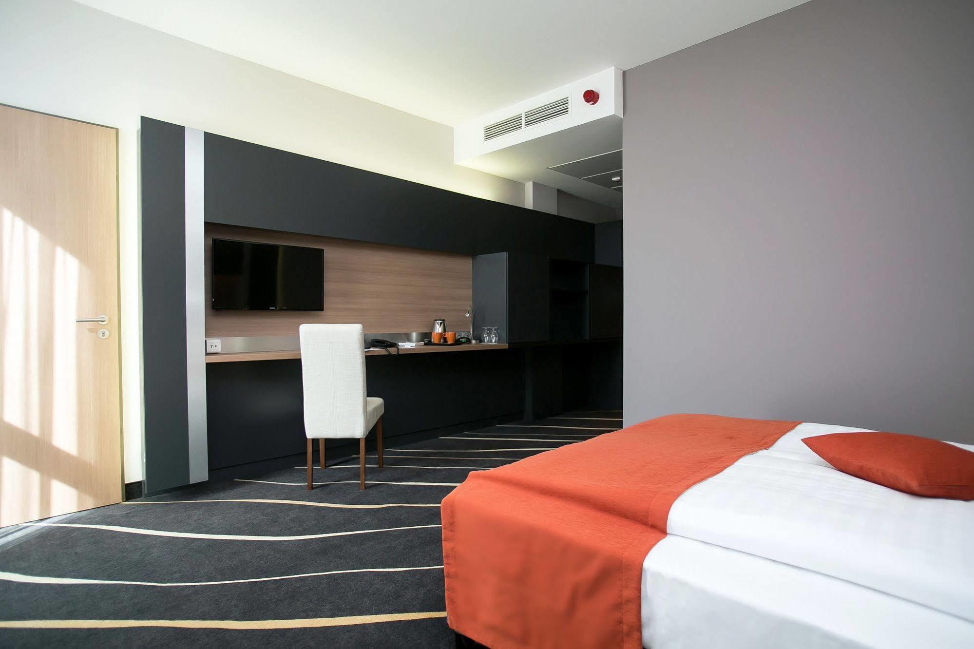 Best Western Plus Lakeside Hotel Szekesfehervar Exterior foto